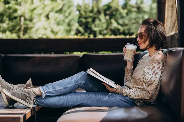 Jonge Vrouw Die Boek Leest Koffie Drinkt — Stockfoto