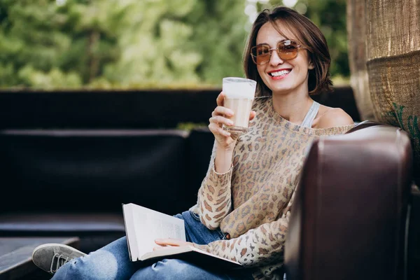 Genç Bir Kadın Kitap Okuyor Kahve Içiyor — Stok fotoğraf