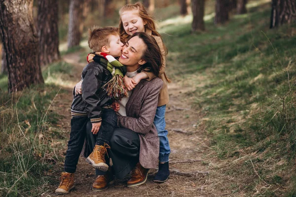 Junge Mutter Mit Tochter Und Sohn Wald — Stockfoto