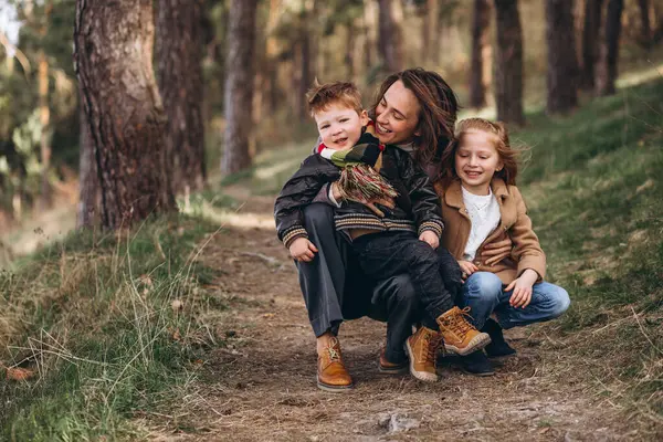Junge Mutter Mit Tochter Und Sohn Wald — Stockfoto