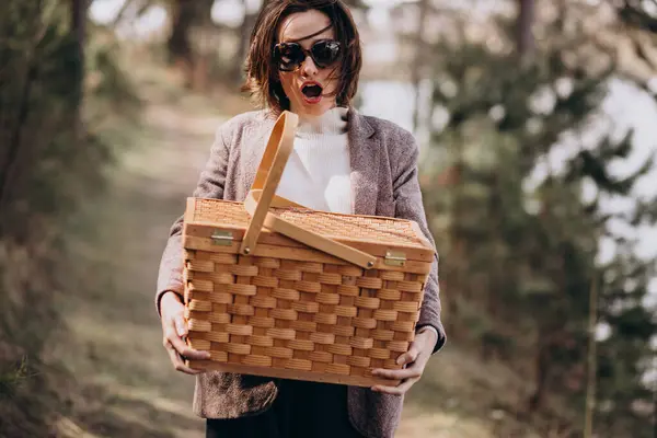 Jonge Vrouw Met Picknickbox Het Bos — Stockfoto