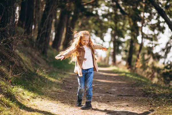 Kleines Mädchen Mit Roten Haaren Wald — Stockfoto