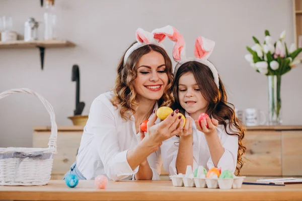 Madre Con Figlia Che Dipinge Uova Pasqua — Foto Stock