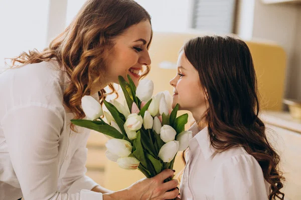 Niña Saludando Madre Con Flores Día Las Madres —  Fotos de Stock