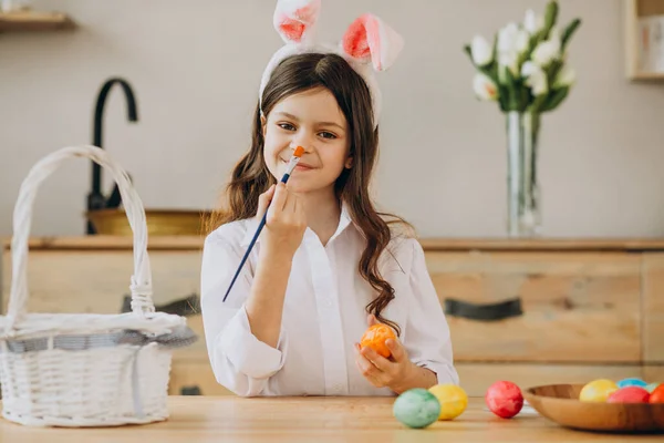 Niña Pintando Huevos Para Pascua —  Fotos de Stock