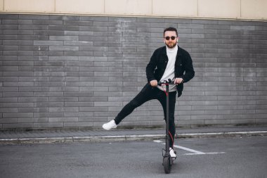 Kasabada motosikletle gezen yakışıklı adam