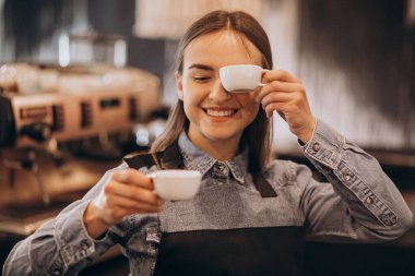 Elinde espresso bardakları tutan bayan barista.