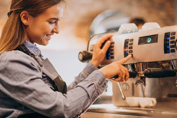 Female Barista Making Coffee Coffee Machine — Stock Photo, Image