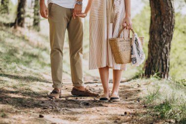 Genç bir çift ormanda yürüyüş yapıyor.