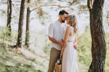 Genç bir çift ormanda yürüyüş yapıyor.