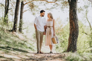 Genç bir çift ormanda yürüyüş yapıyor.