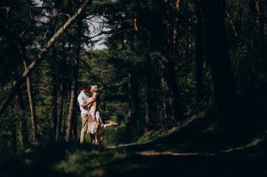 Genç bir çift ormanda yürüyüş yapıyor.