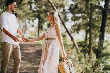 Genç bir çift ormanda yürüyüş yapıyor.