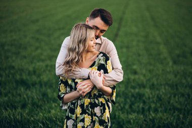 Yeşil çimenleri olan genç bir çift.