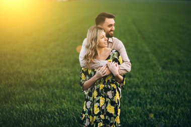 Yeşil çimenleri olan genç bir çift.