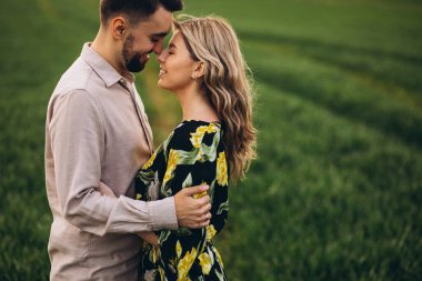 Yeşil çimenleri olan genç bir çift.