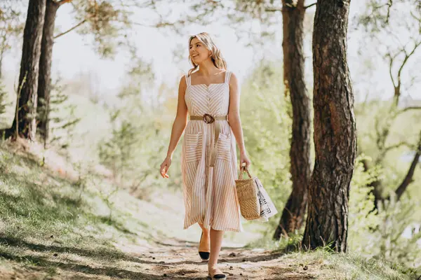 Mujer Joven Caminando Sola Bosque — Foto de Stock