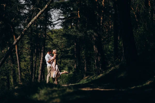 Junges Paar Bei Einem Waldspaziergang — Stockfoto