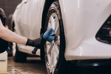 Araba yıkama istasyonu.