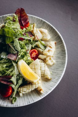 Deniz ürünleri ve sebzeli salata.