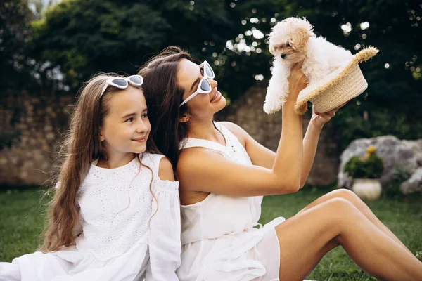 バックヤードで犬マルティパと一緒に娘と母 — ストック写真
