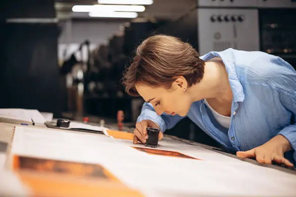 用纸张和放大镜在印刷厂工作的妇女打字员 — 图库照片