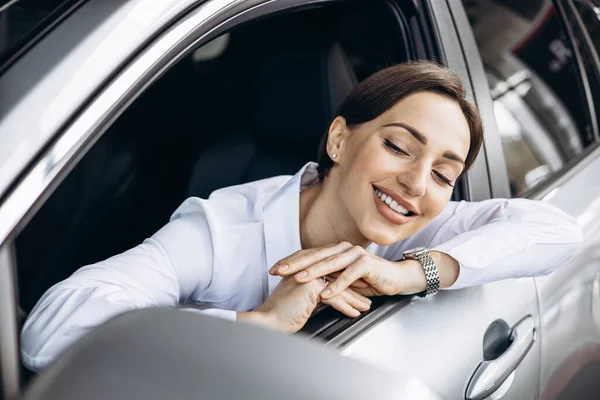 Γυναίκα Χαμογελά Και Κάθεται Μέσα Ένα Αυτοκίνητο — Φωτογραφία Αρχείου