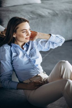 Güzel iş kadını ofiste oturan