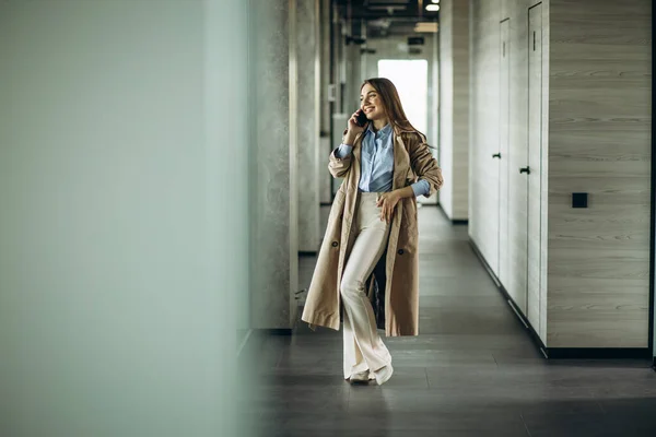 Kadını Telefonda Konuşuyor Ofiste Yürüyor — Stok fotoğraf