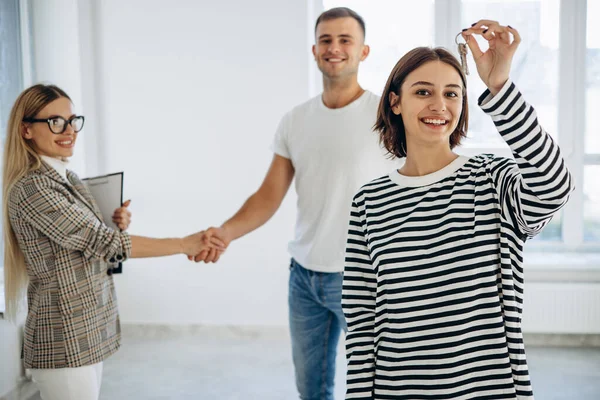 Emlakçı ile genç bir aile yeni bir ev satın alıyor.