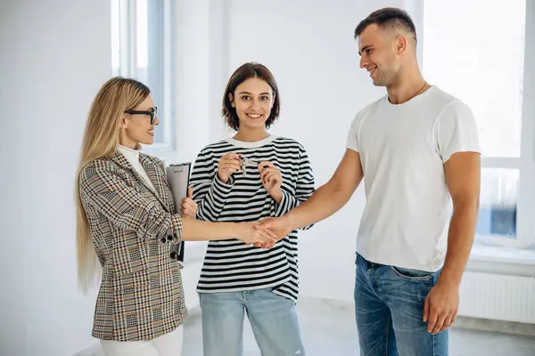 Emlakçı ile genç bir aile yeni bir ev satın alıyor.