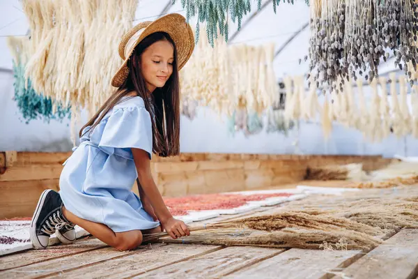 Nettes Kleines Mädchen Mit Dekorativen Getrockneten Ähren Aus Mais Und — Stockfoto