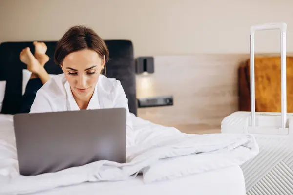 Business Woman Lying Bed Working Computer Hotel Room — Stock Photo, Image
