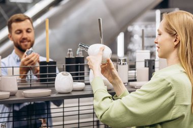 Erkek ve kadın alışveriş tuvaleti özellikleri inşa pazarında