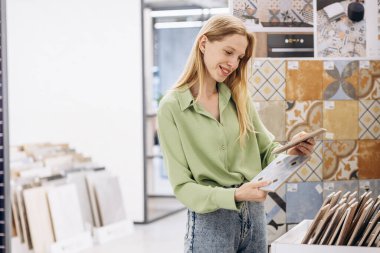 İnşaat piyasasında banyoyu seçen kadın