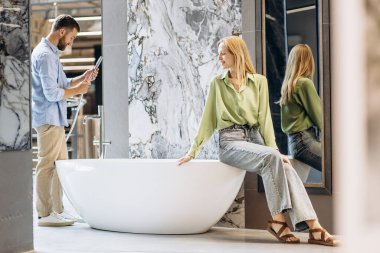 Banyo yapmak isteyen bir çift var.