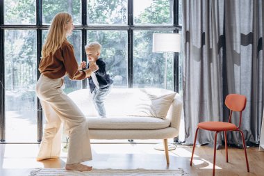 Anne oğluyla birlikte evde eğleniyor.