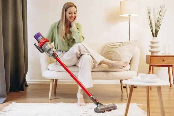 Woman Doing House Work Using Wireless Vacuum Cleaner — Stock Photo, Image