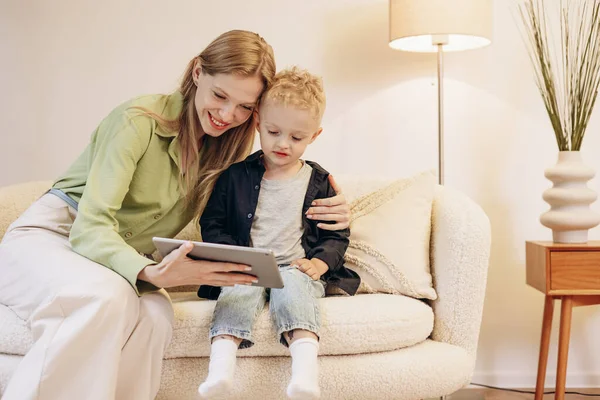 Woman Sitting Her Son Using Tablet Playing Games — Stock Photo, Image