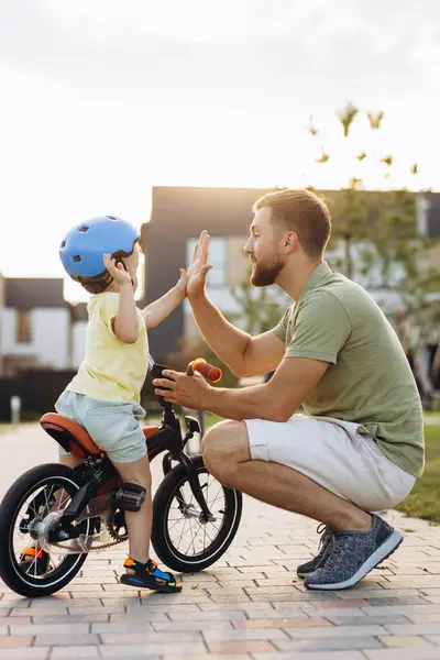 Padre Che Insegna Suo Figlio Andare Bicicletta — Foto Stock