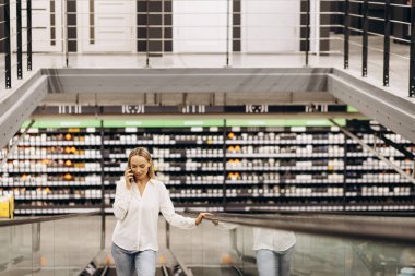 İnşaat malzemeleri pazarında bir kadın telefonda konuşuyor.