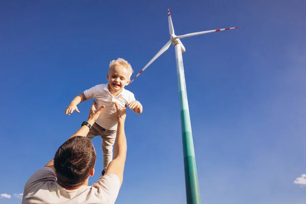 Fader Med Son Tillsammans Vid Väderkvarnens Turbiner — Stockfoto