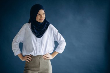 başörtüsü giyen genç Müslüman kadın