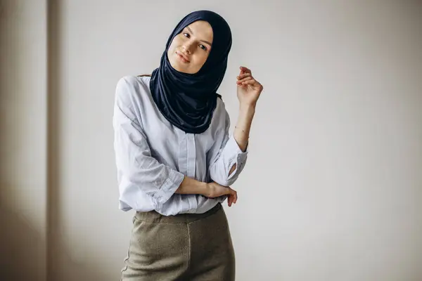 Junge Muslimin Mit Kopftuch — Stockfoto