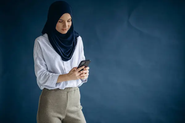 Muslim Woman Using Mobile Phone — Stock Photo, Image