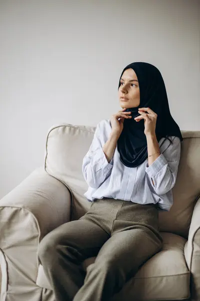 Jonge Moslimvrouw Dragen Van Hoofddoek — Stockfoto