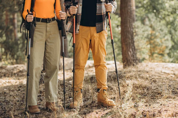 Paar Wandert Mit Taschen Und Spazierstöcken Wald — Stockfoto