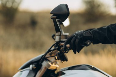 Motosikletli bir adam otoyolda