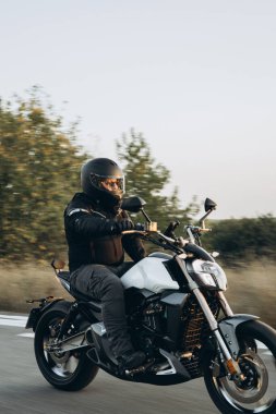 Motosikletli bir adam otoyolda