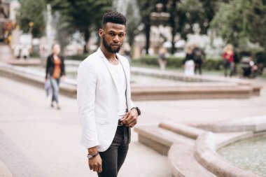 Beyaz ceketli Afrikalı Amerikalı.